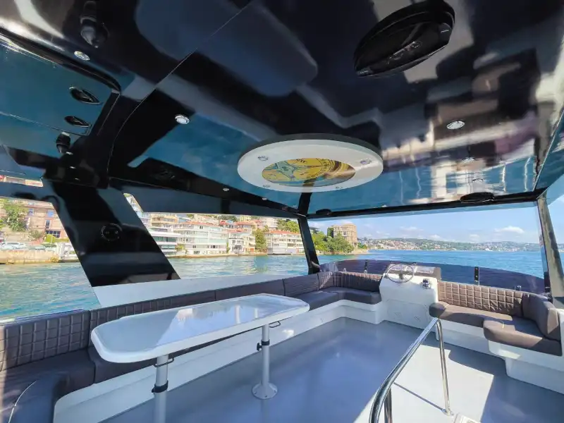Элегантная и комфортная яхта для деловых встреч и корпоративных мероприятий в Стамбуле