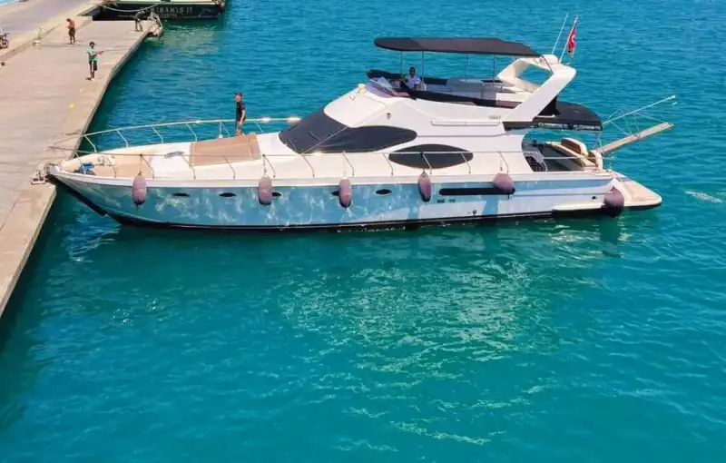 Наслаждение VIP-моторной яхтой в синих водах Босфора – аренда с капитаном