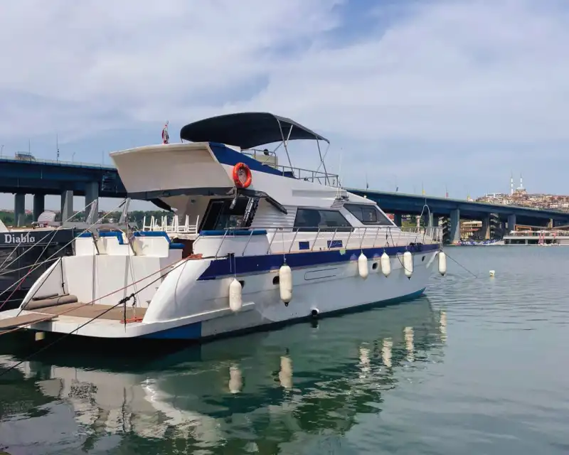 Незабываемые моменты на Босфоре на яхте с 4 каютами – на день или с ночёвкой