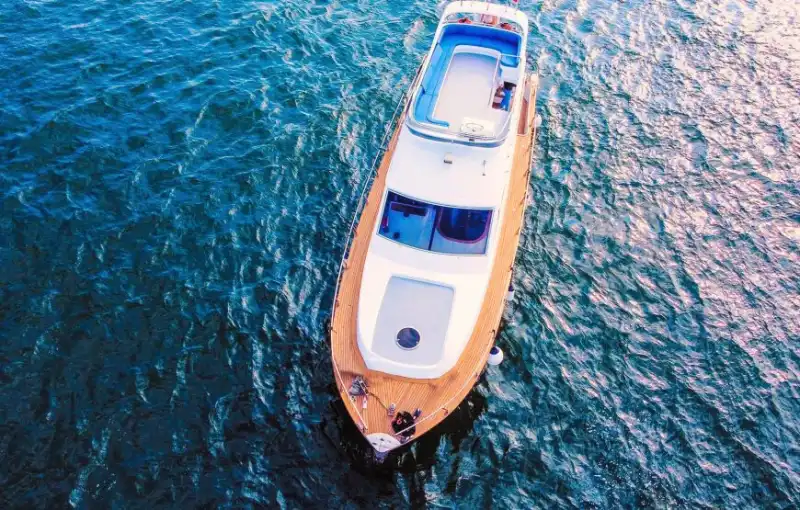 Наслаждайтесь морем с профессиональным сервисом на 16-метровой яхте в Стамбуле