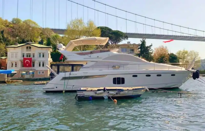 Bebek Çıkışlı 15 Metrelik Azimut Yat ile Boğaz’da Unutulmaz Tur