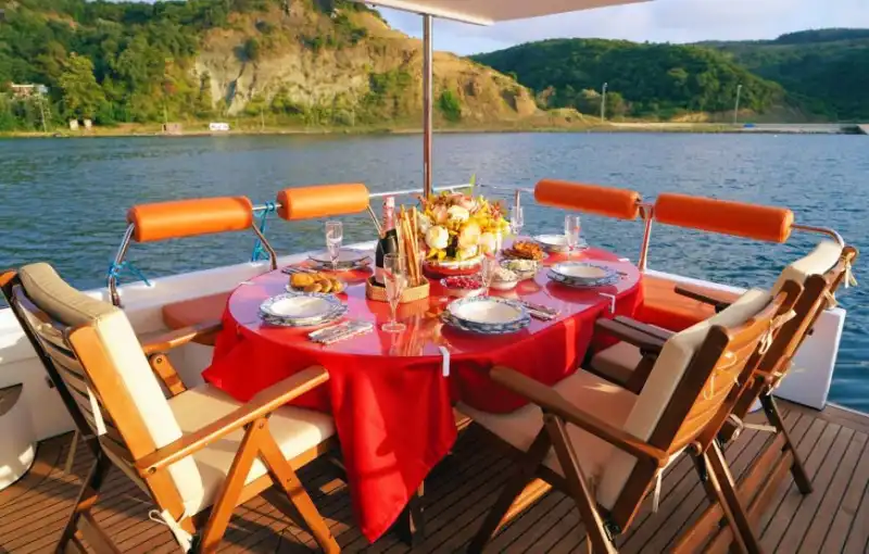 Bebek Çıkışlı 17 Metrelik Lüks Motoryat ile Boğaz’da Özel Bir Gün!