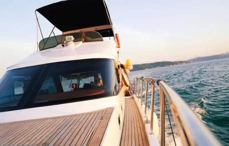 Bebek Çıkışlı 17 Metrelik Lüks Motoryat ile Boğaz’da Özel Bir Gün!