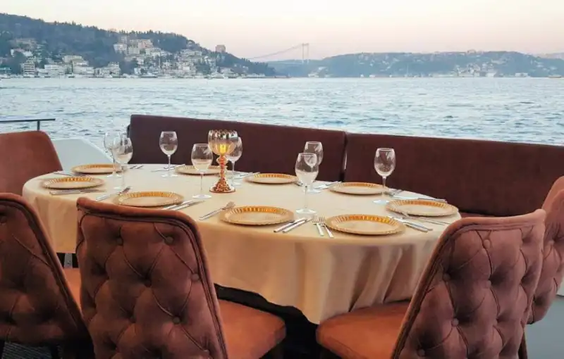 Эксклюзивные мероприятия до 60 человек на 24-метровой сверхроскошной моторной яхте в Стамбуле!