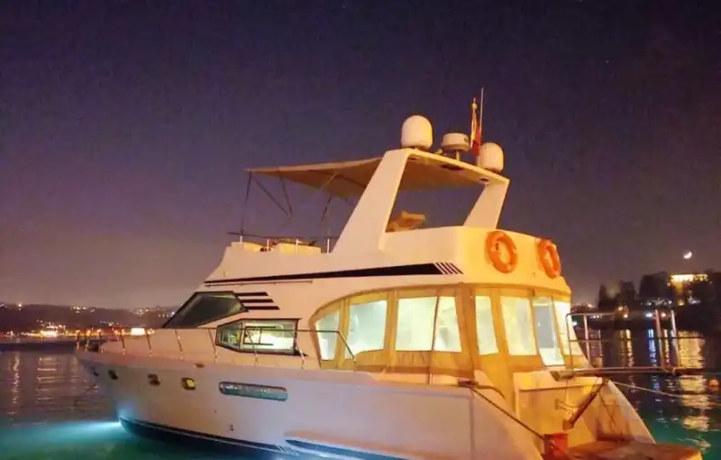 Проведите свои деловые встречи с видом на Босфор на просторной и уютной яхте