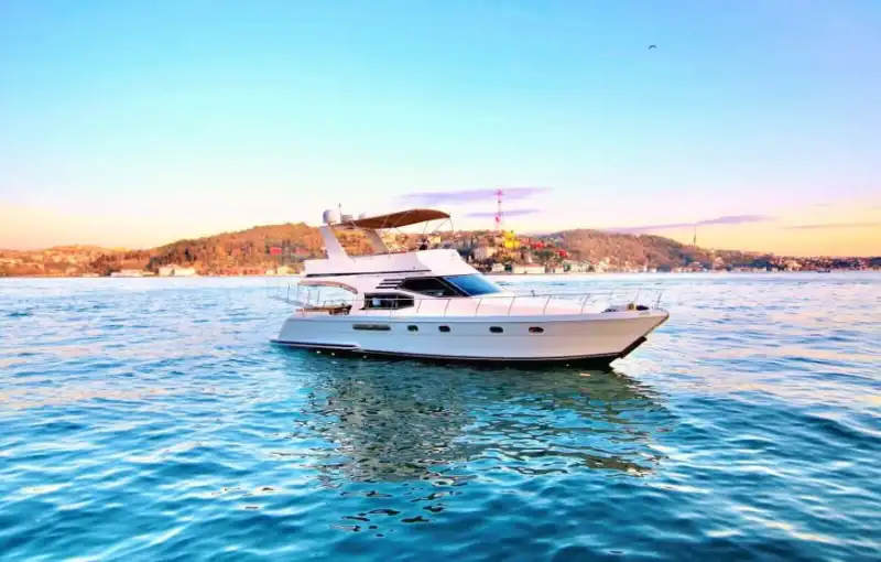 Проведите свои деловые встречи с видом на Босфор на просторной и уютной яхте