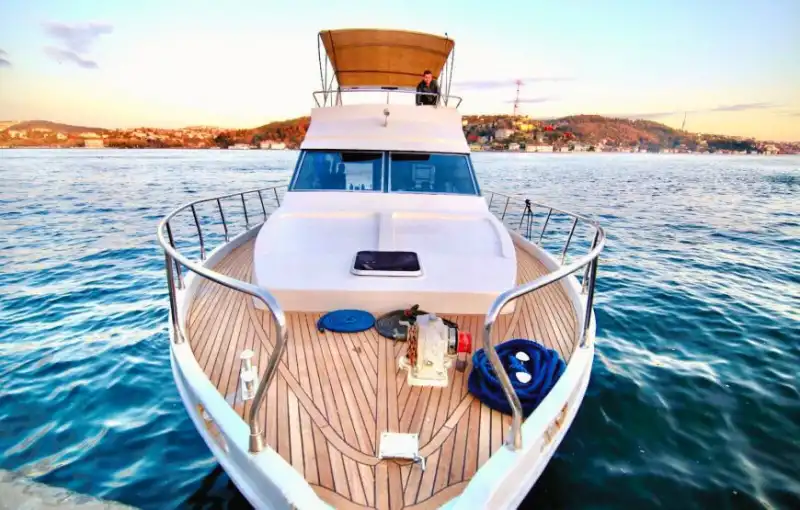 Проведите свои деловые встречи с видом на Босфор на просторной и уютной яхте
