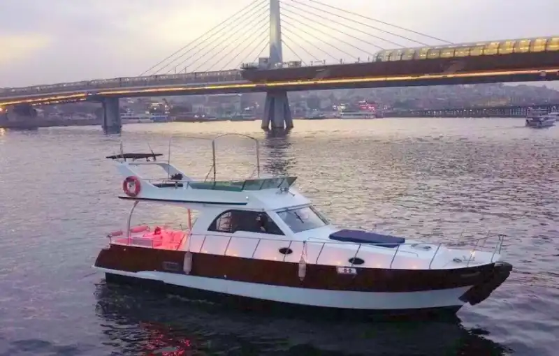 Откройте для себя исторические красоты Босфора на частной яхте вместимостью до 10 человек