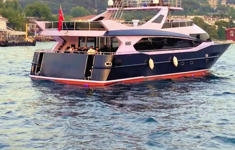 İstanbul'da Mezuniyet Balosu ve İş Organizasyonları İçin 90 Kişilik Geniş Kapasiteli Yat