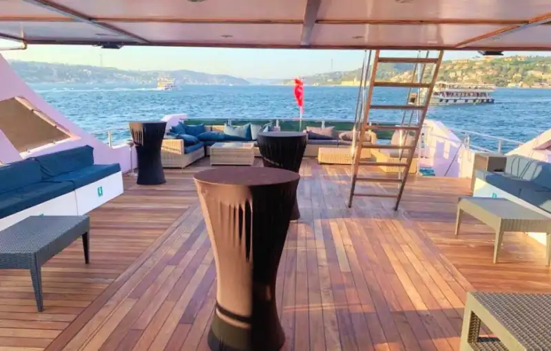 İstanbul'da Mezuniyet Balosu ve İş Organizasyonları İçin 90 Kişilik Geniş Kapasiteli Yat