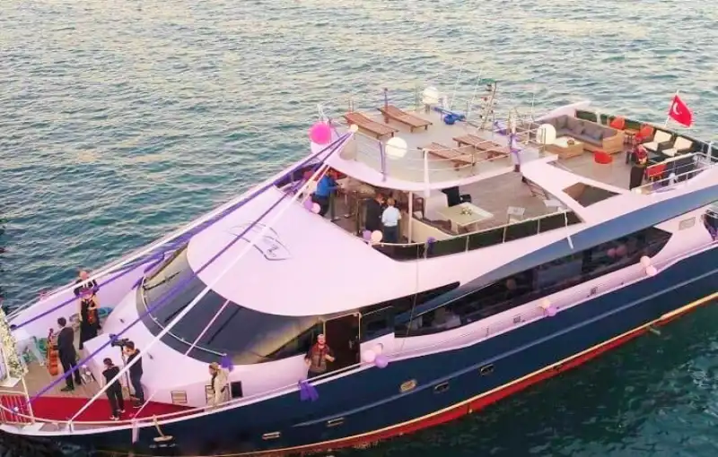 İstanbul'da Mezuniyet Balosu ve İş Organizasyonları İçin 90 Kişilik Geniş Kapasiteli Yat