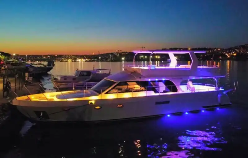 Аренда яхты в Эминёню – роскошный отдых с видом на Золотой Рог!