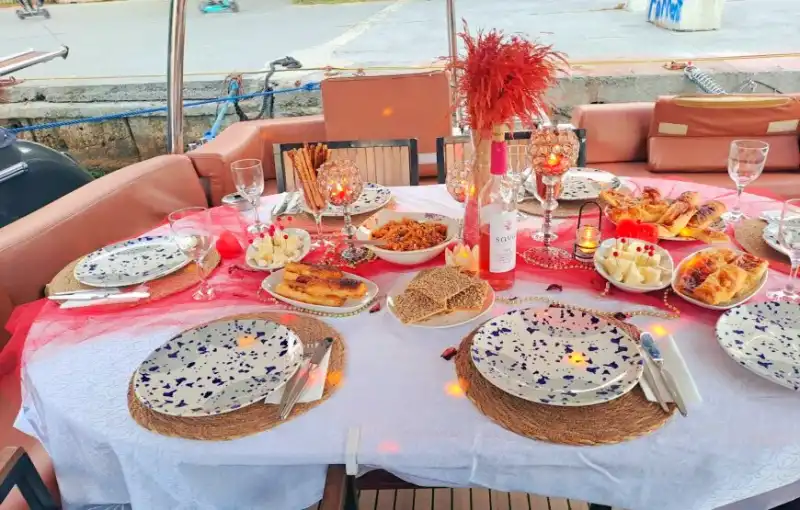 Konaklamalı veya Günübirlik Boğaz Turu – 10 Kişilik Özel Yapım Motoryat