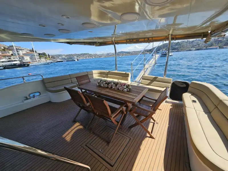 Просторная палуба, удобные зоны отдыха и музыка – эксклюзивный тур на яхте в Бебеке