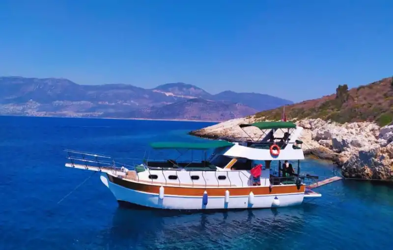 Аренда яхты в Калкане для романтического отдыха или вечеринок