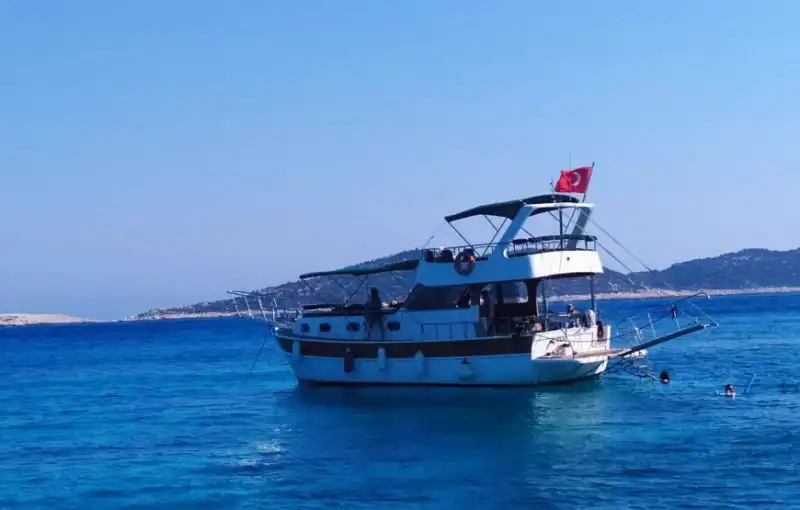 Аренда яхты в Калкане для романтического отдыха или вечеринок