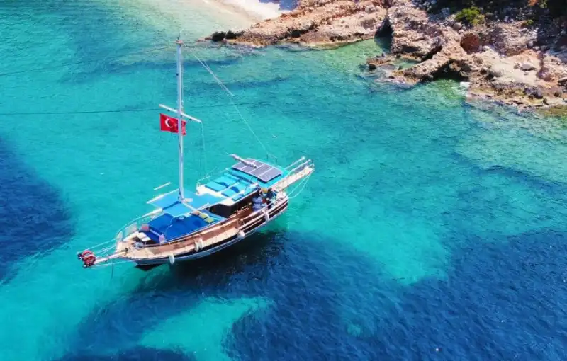 Исследуйте живописные бухты Калкана на 13-метровой частной яхте