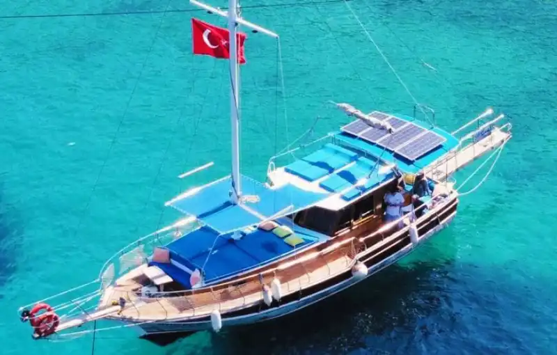 Исследуйте живописные бухты Калкана на 13-метровой частной яхте