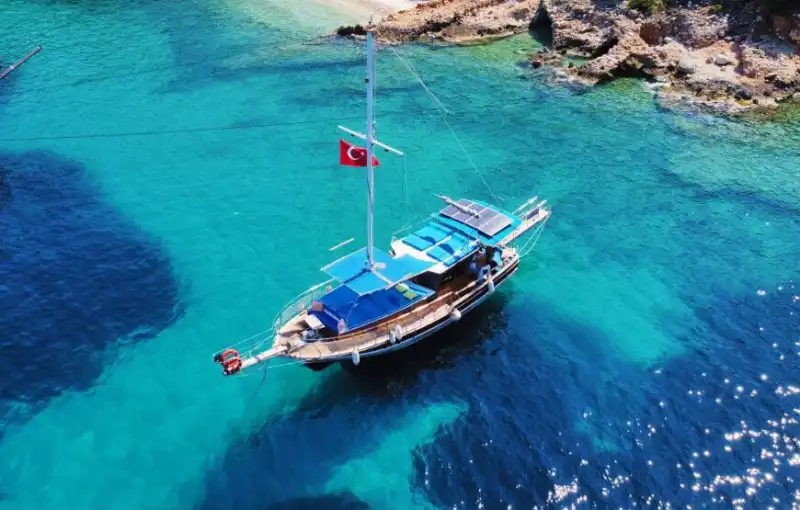 Исследуйте живописные бухты Калкана на 13-метровой частной яхте