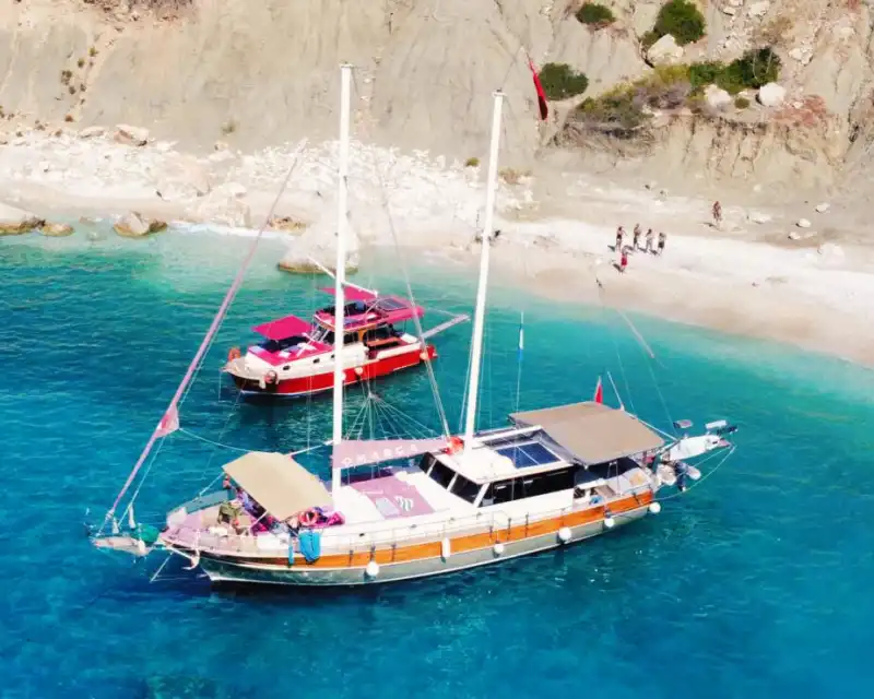 20-метровая гулета с комфортным размещением для 4 гостей в Калкане