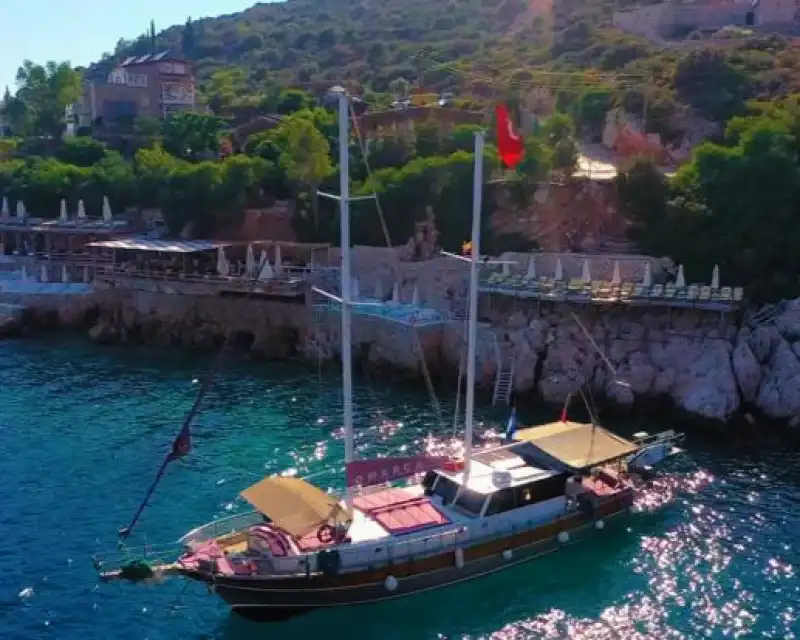 20-метровая гулета с комфортным размещением для 4 гостей в Калкане