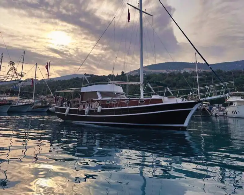 Просторная палуба и 2 каюты – аренда премиальной гулеты в Калкане