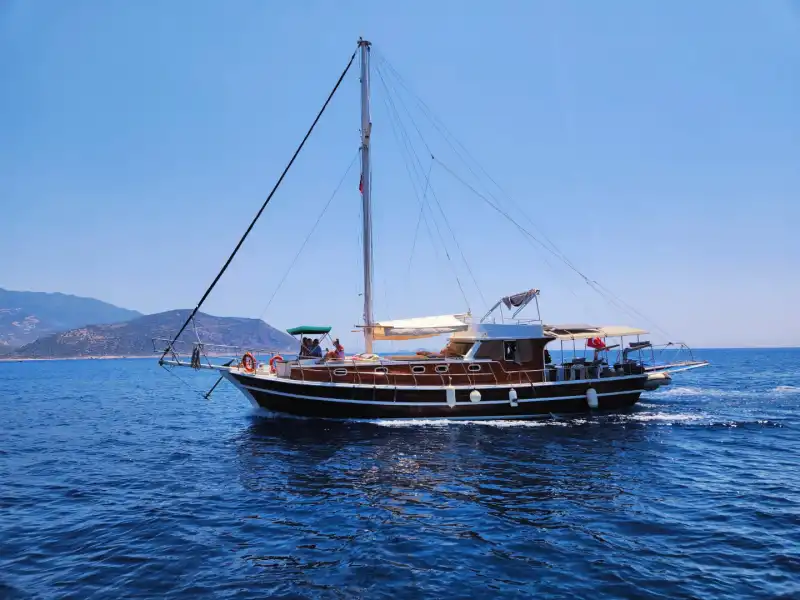 Просторная палуба и 2 каюты – аренда премиальной гулеты в Калкане