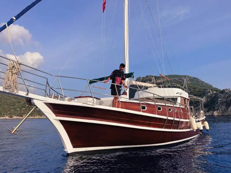 Просторная палуба и 2 каюты – аренда премиальной гулеты в Калкане