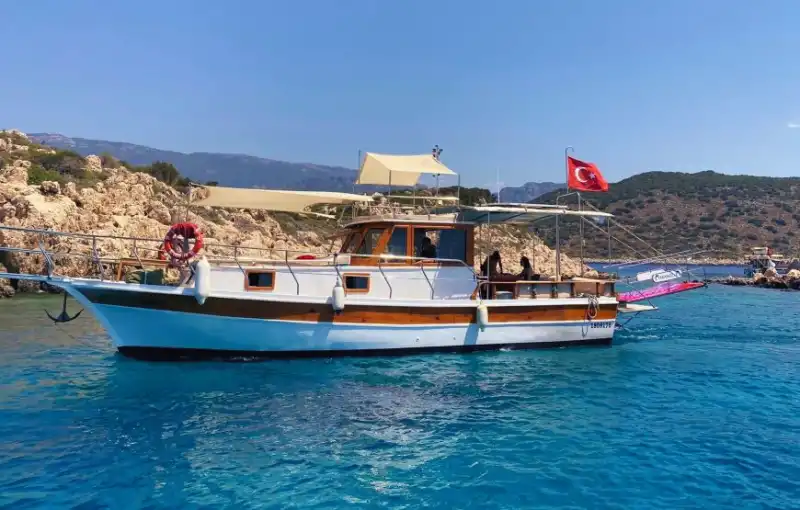 Аренда 11-метровой экономичной лодки в Каше – доступный морской отдых!