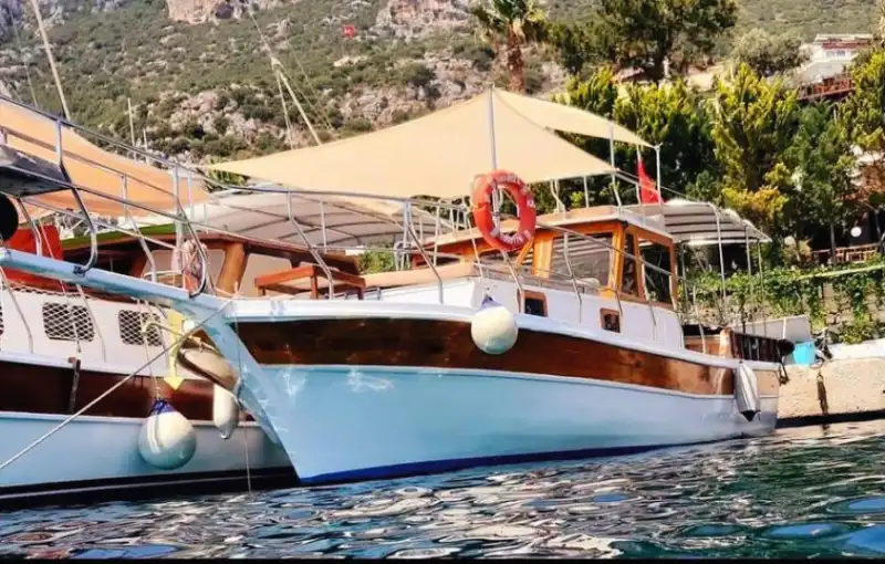 Аренда 11-метровой экономичной лодки в Каше – доступный морской отдых!