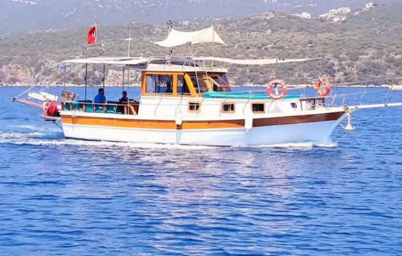 Аренда 11-метровой экономичной лодки в Каше – доступный морской отдых!