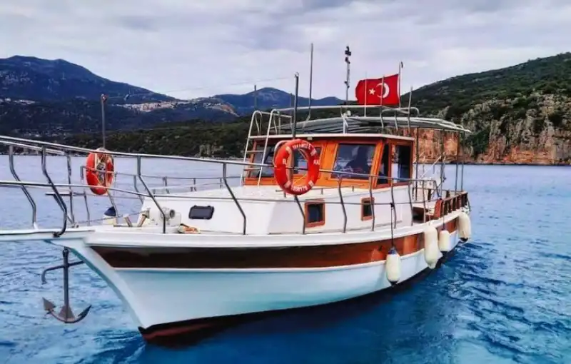 Аренда 11-метровой экономичной лодки в Каше – доступный морской отдых!