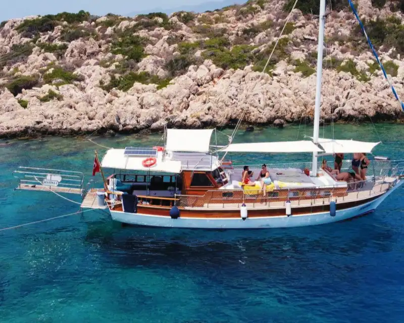 Исследуйте скрытые бухты Каша на частной лодке