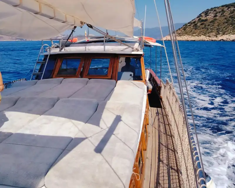 Исследуйте скрытые бухты Каша на частной лодке