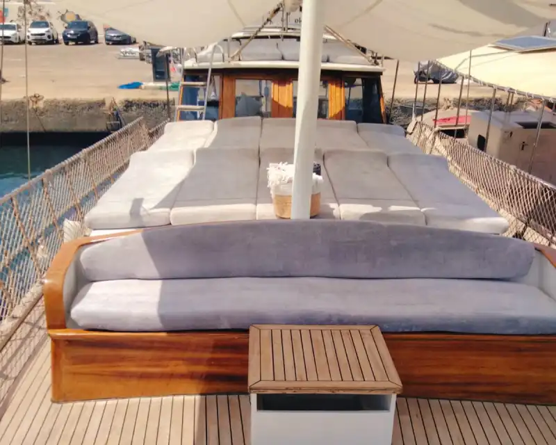 Исследуйте скрытые бухты Каша на частной лодке