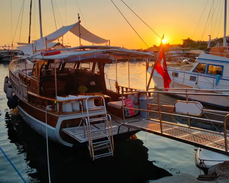 Исследуйте скрытые бухты Каша на частной лодке