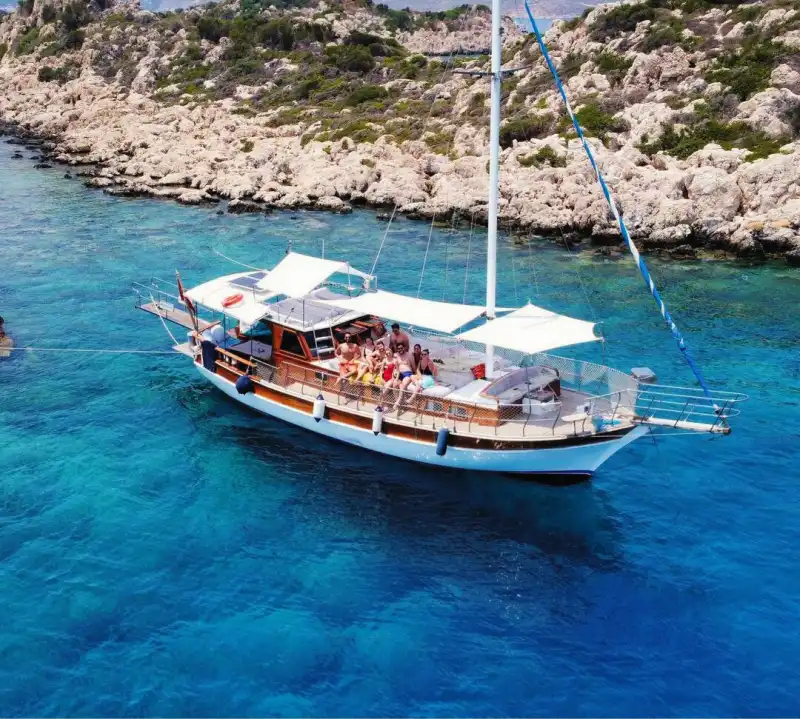 Исследуйте скрытые бухты Каша на частной лодке