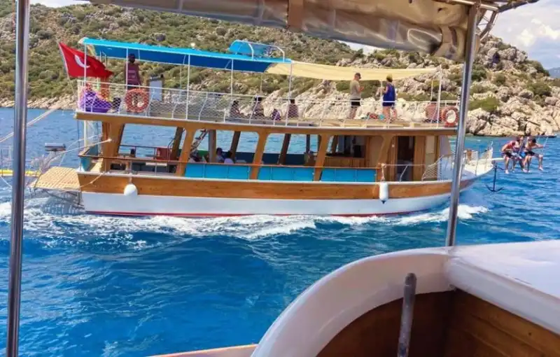 Простор и элегантность – аренда яхты для групповых мероприятий