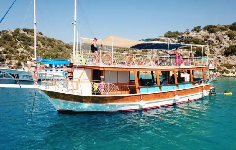 Простор и элегантность – аренда яхты для групповых мероприятий