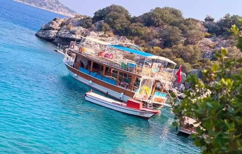 Простор и элегантность – аренда яхты для групповых мероприятий