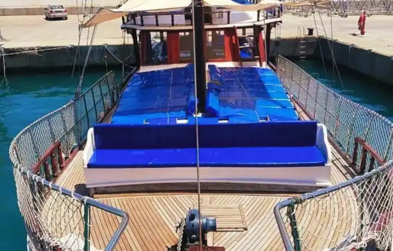 Аренда просторной яхты в Кемере для семей и больших компаний