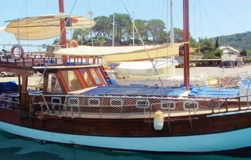 Аренда просторной яхты в Кемере для семей и больших компаний