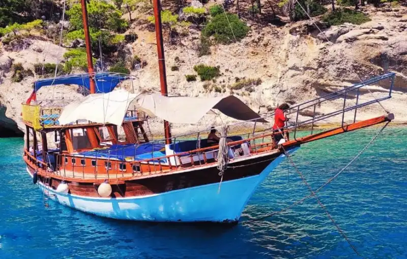 Аренда просторной яхты в Кемере для семей и больших компаний