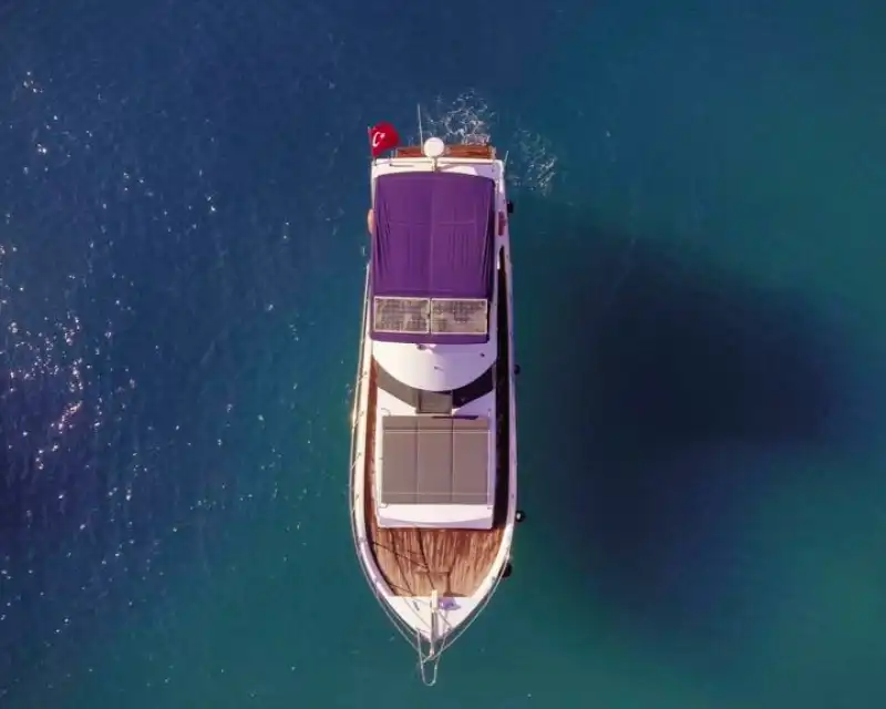 Насладитесь 15-метровой моторной яхтой в живописных бухтах Кемера