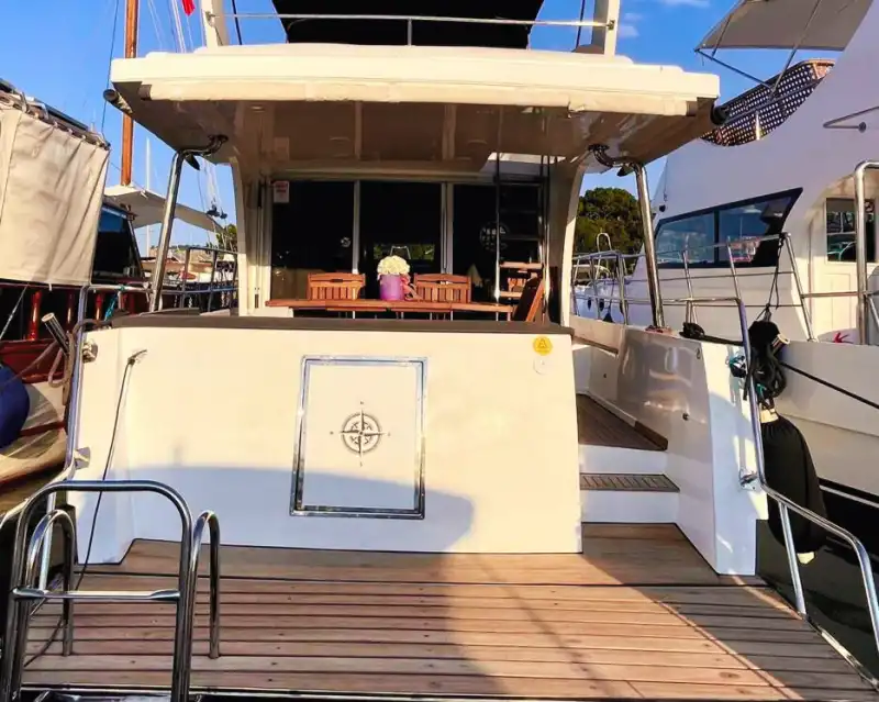 Насладитесь 15-метровой моторной яхтой в живописных бухтах Кемера