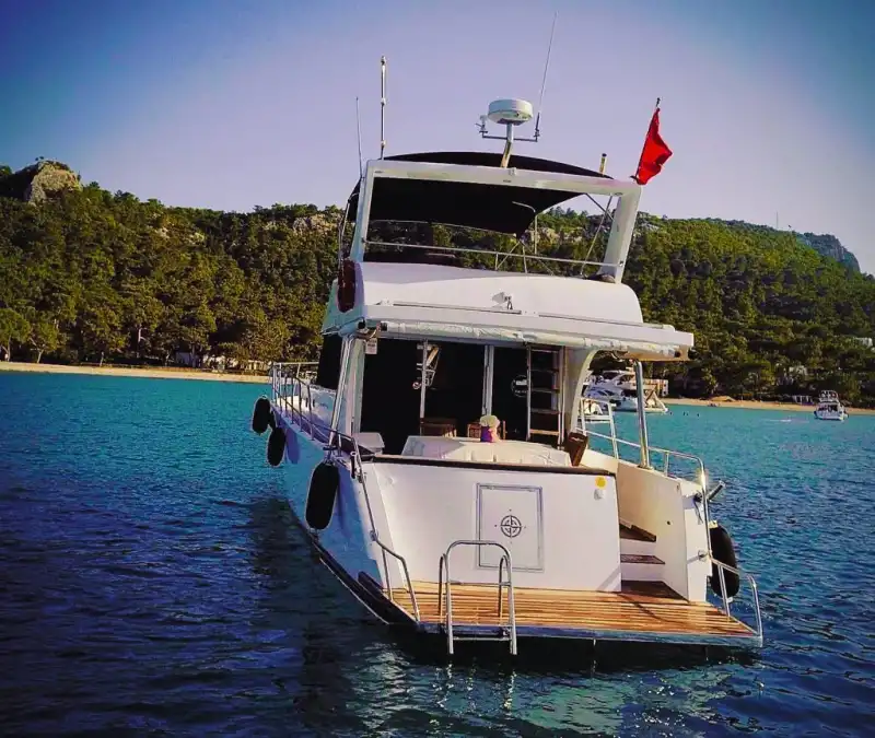 Насладитесь 15-метровой моторной яхтой в живописных бухтах Кемера