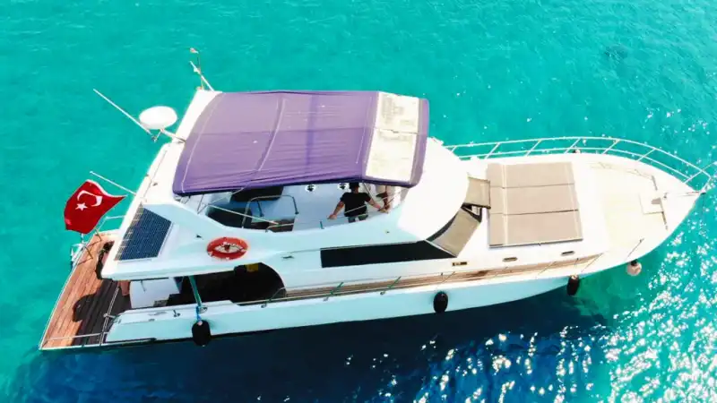 Насладитесь 15-метровой моторной яхтой в живописных бухтах Кемера