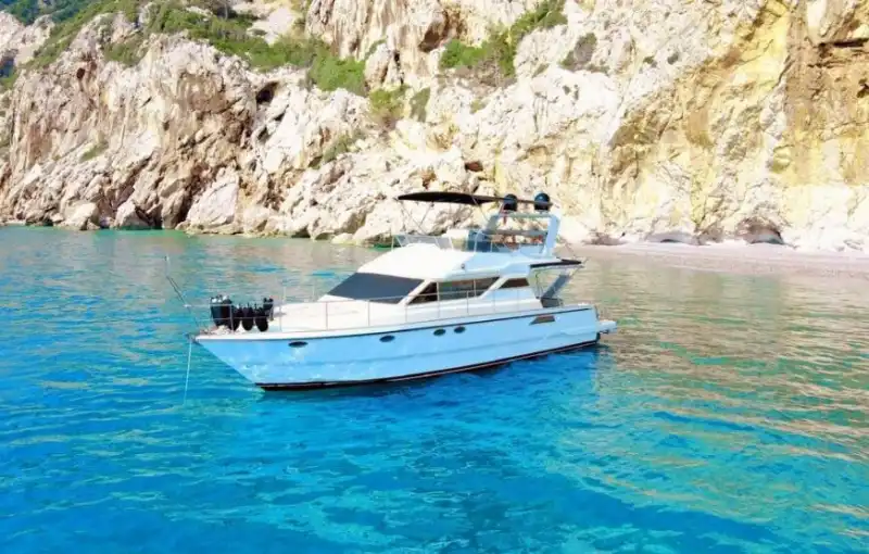 Самое эксклюзивное голубое путешествие – 14-метровая моторная яхта