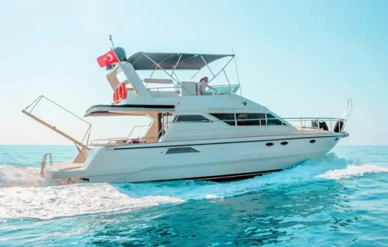 Самое эксклюзивное голубое путешествие – 14-метровая моторная яхта