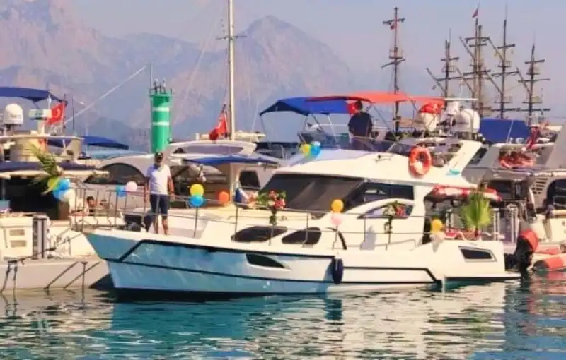 Испытайте лучшее в Кемере – аренда роскошной моторной яхты